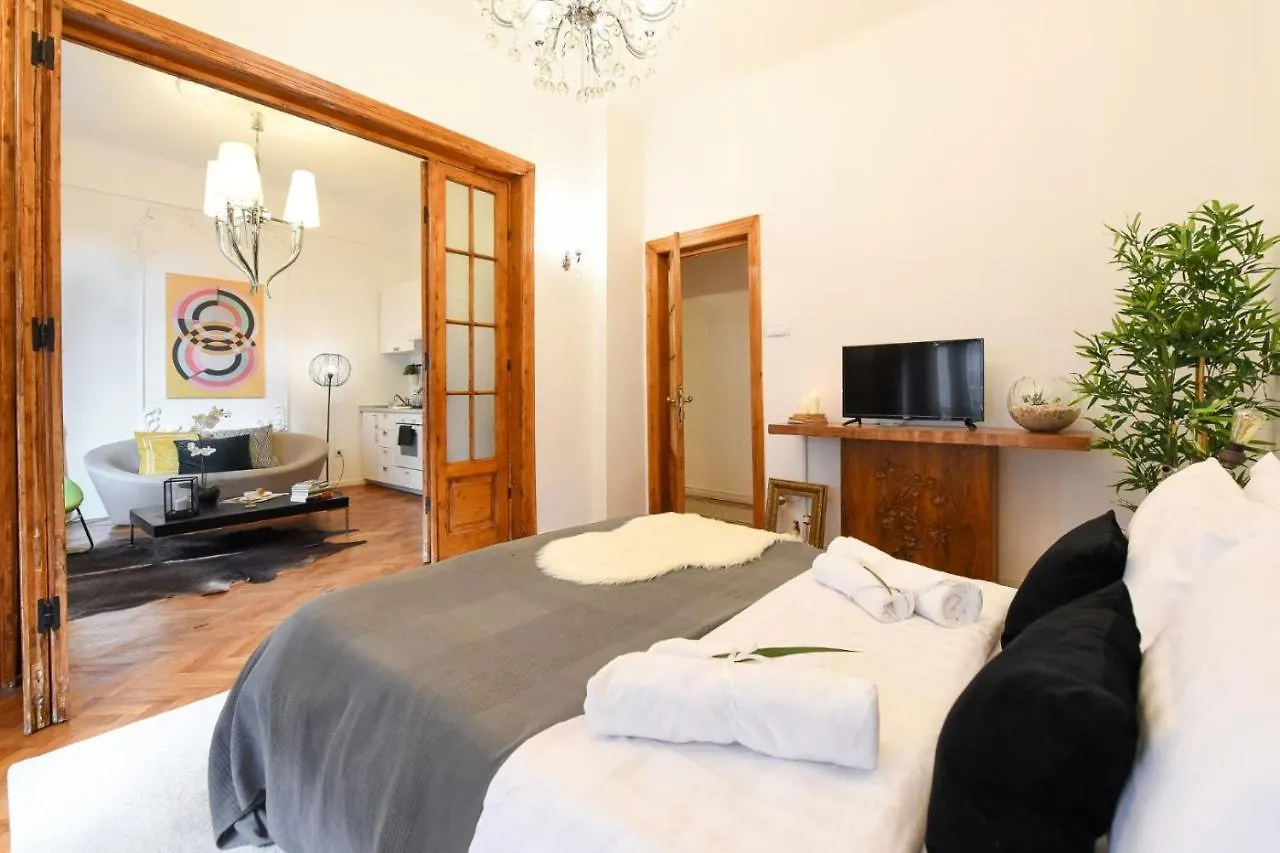 Love.Travel.Explore ♥️Apt W/ Balcony In Old Town Bucareste