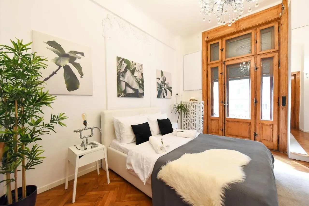 Love.Travel.Explore ♥️Apt W/ Balcony In Old Town Bucareste
