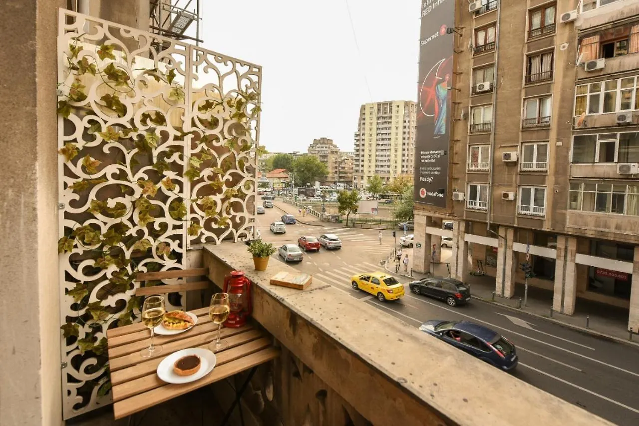Love.Travel.Explore ♥️Apt W/ Balcony In Old Town Bucareste 0*,  Roménia
