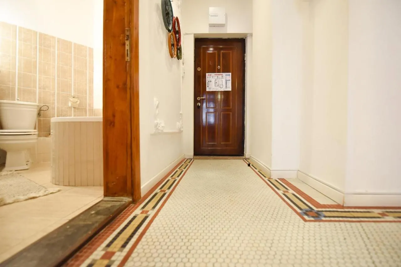 Love.Travel.Explore ♥️Apt W/ Balcony In Old Town Bucareste 0*,  Roménia