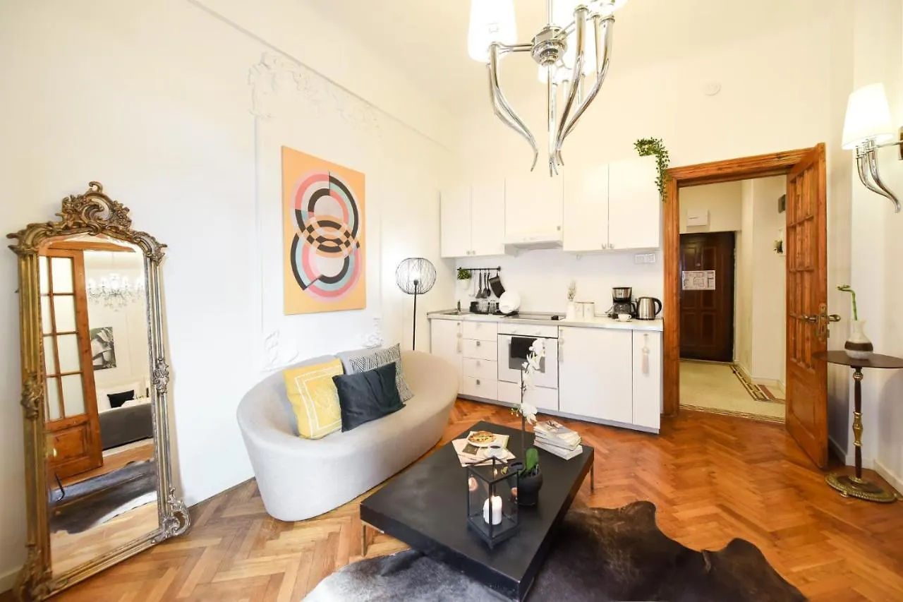 Apartamento Love.Travel.Explore ♥️Apt W/ Balcony In Old Town Bucareste