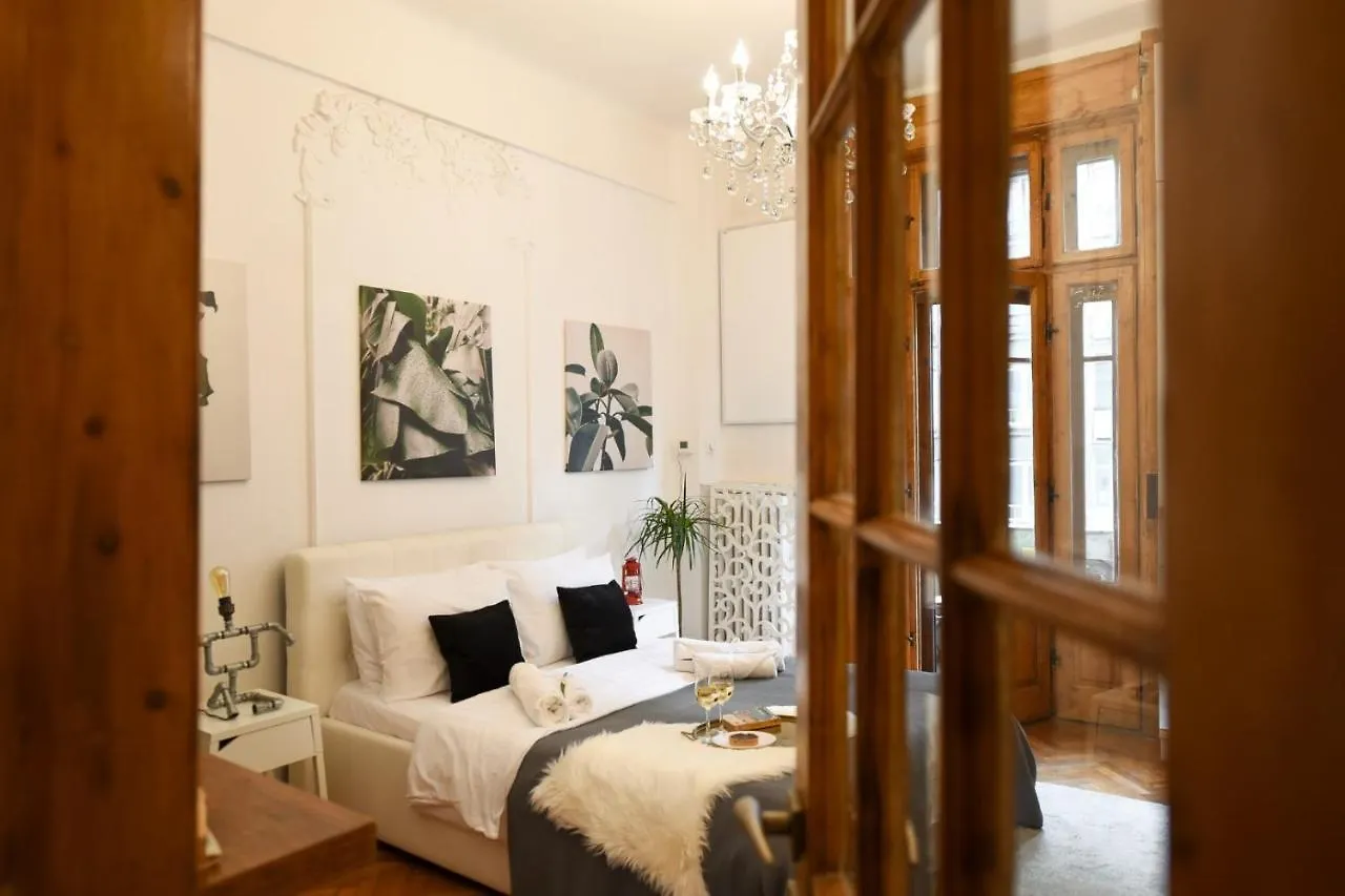 Love.Travel.Explore ♥️Apt W/ Balcony In Old Town Bucareste Apartamento