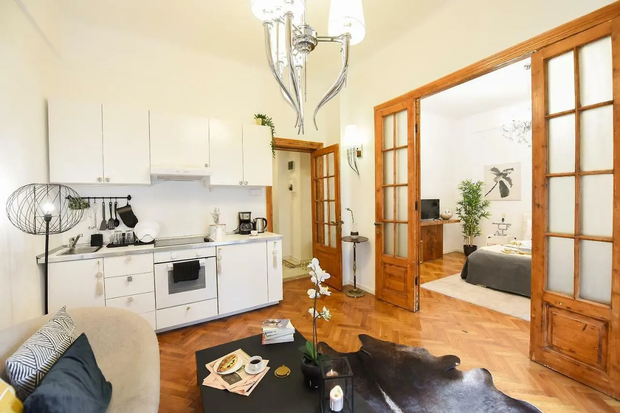 Love.Travel.Explore ♥️Apt W/ Balcony In Old Town Bucareste Apartamento