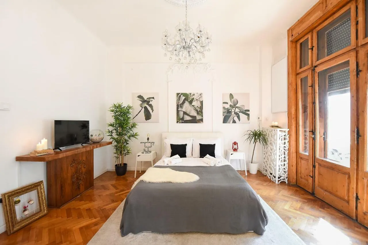 Love.Travel.Explore ♥️Apt W/ Balcony In Old Town location